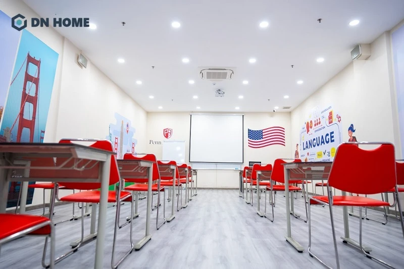 Sự kết hợp hài hoà giữa màu sắc và hình ảnh trang trí trong không gian giúp học viên cảm nhận rõ tinh thần hội nhập