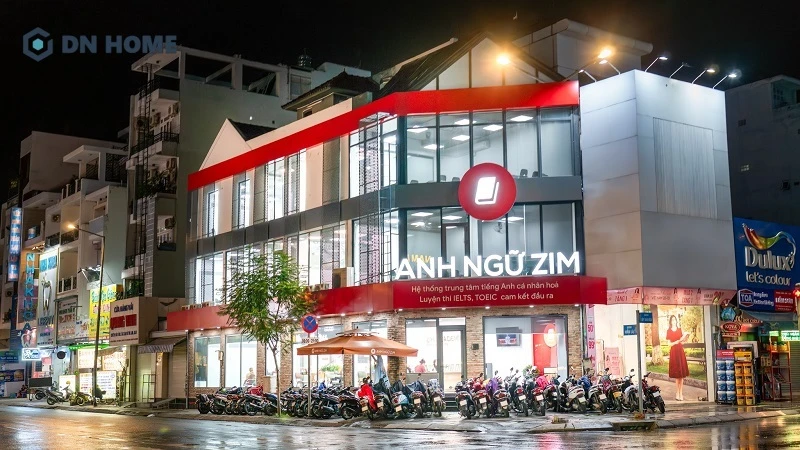 Thiết kế trung tâm ngoại ngữ với phần mặt tiền ấn tượng giúp tạo sự chuyên nghiệp cho trung tâm và thu hút học viên dễ dàng hơn