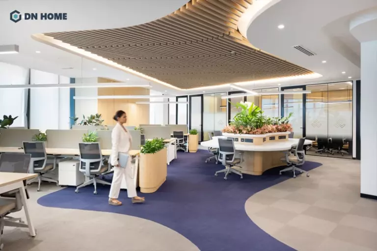 Cây xanh là yếu tố trang trí không thể thiếu trong không gian văn phòng, giúp giảm căng thẳng công việc hiệu quả