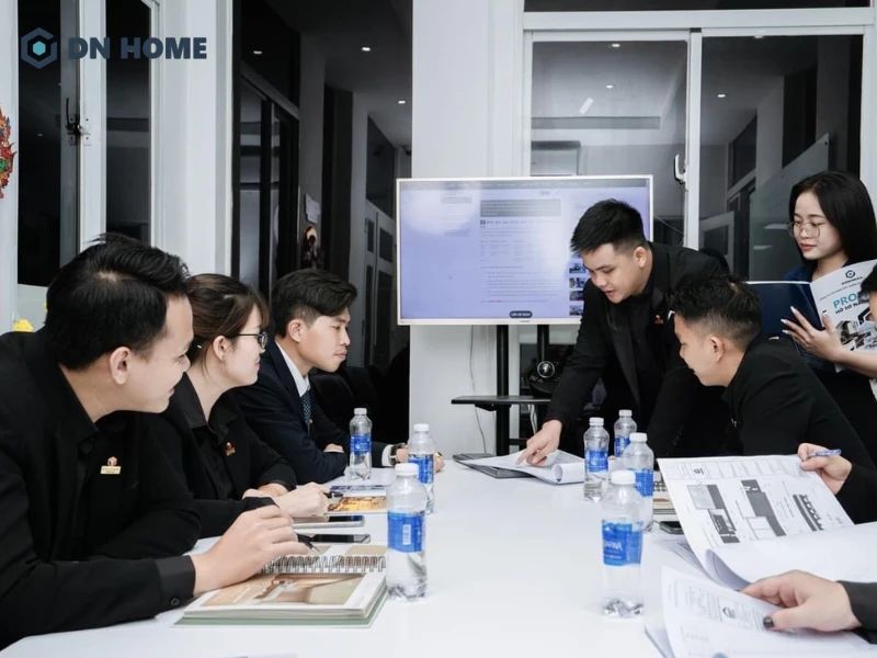 DN HOME cung cấp dịch vụ thiết kế và thi công tủ bếp chữ L theo yêu cầu với đội ngũ giàu kinh nghiệm