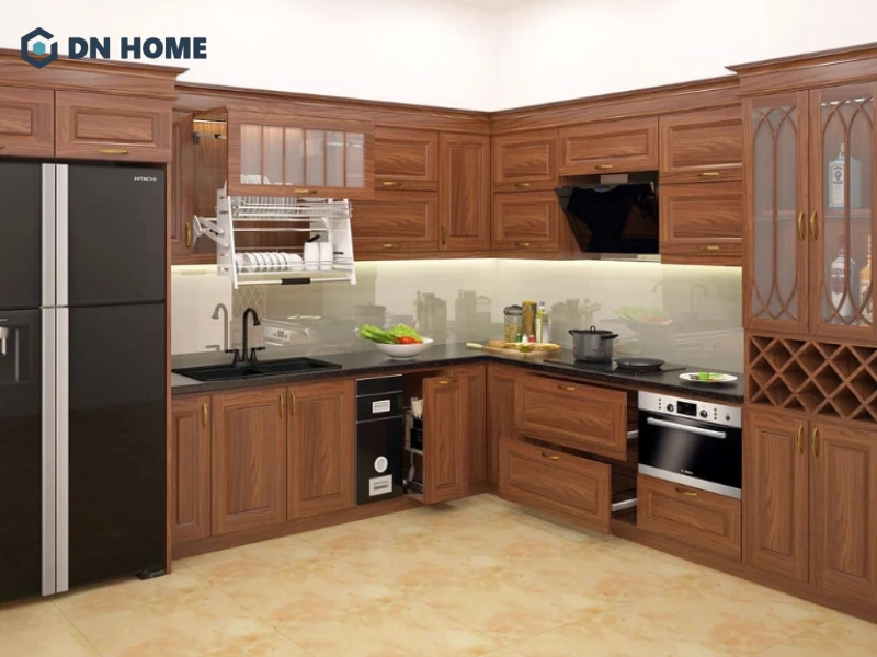 Tủ bếp gỗ xoan đào mang lại cảm giác ấm cúng, chắc chắn và phù hợp nhiều phong cách nội thất