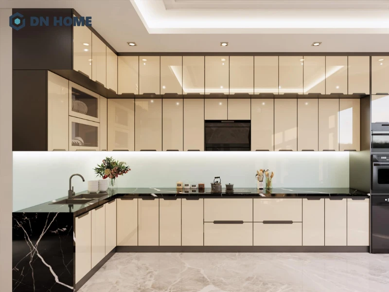 Tủ bếp phủ Acrylic mang đến hiệu ứng bóng gương hiện đại và tăng chiều sâu cho không gian