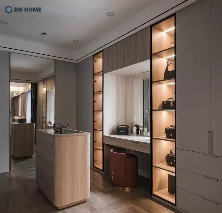 Tủ đựng túi xách trong phòng ngủ kết hợp đèn LED góp phần tạo nên không gian phòng ngủ đầy thẩm mỹ
