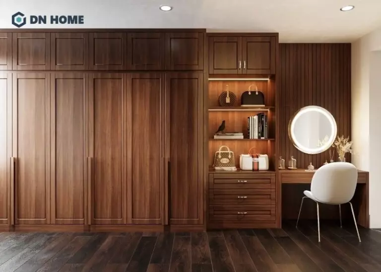 Không gian liền mạch với kệ đựng túi xách kết hợp với tủ quần áo và bàn trang điểm