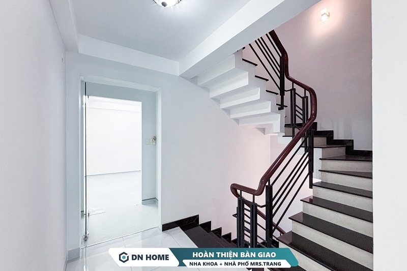 Toàn bộ không gian đều được sơn mới với gam màu trắng sáng, đem lại cảm giác sạch sẽ, thoáng đãng
