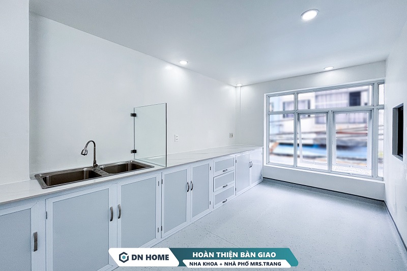 Tone trắng được lựa chọn làm chủ đạo, kết hợp cùng ánh sáng tự nhiên góp phần giúp không gian thêm rộng rãi