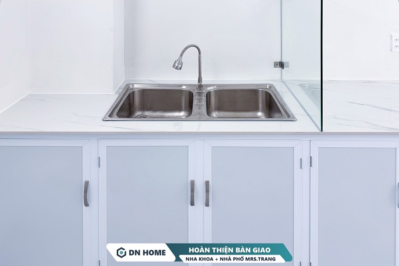 Bề mặt hoàn thiện ưu tiên các vật liệu có khả năng kháng khuẩn, ít bám bụi