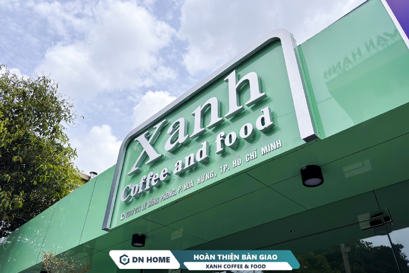 Bảng hiệu XANH COFFEE & FOOD được thiết kế ấn tượng với gam màu xanh pastel tinh tế nhưng vẫn đủ gây ấn tượng