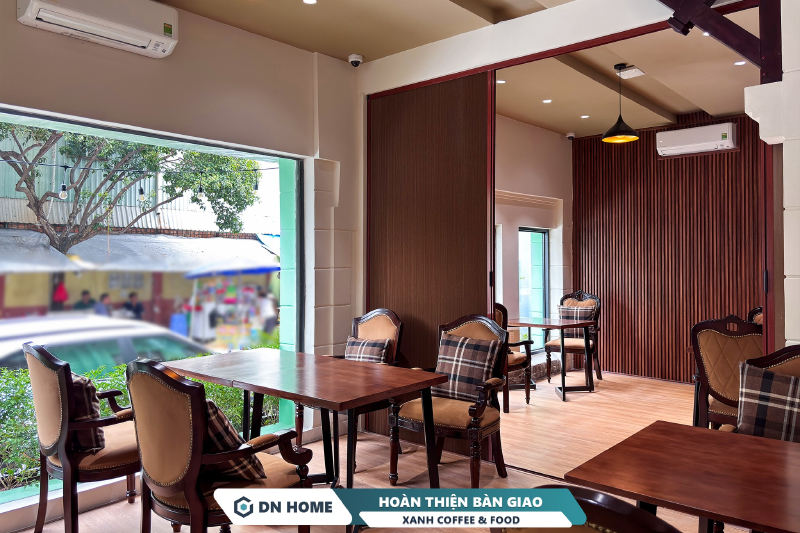 Chất liệu gỗ được sử dụng chủ đạo để thể hiện đúng tinh thần Tropical của XANH COFFEE & FOOD