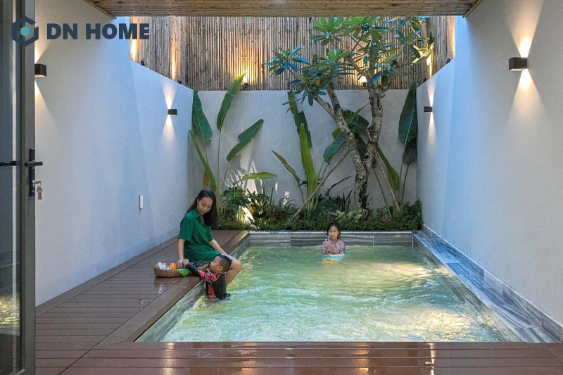 Có thể thiết kế hồ bơi trong nhà ở vị trí giếng trời để thông gió hiệu quả hơn