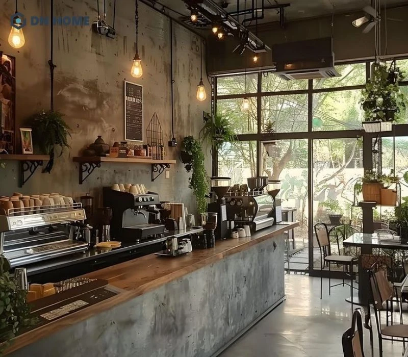 Thiết kế quầy bar bới dàn đèn treo trần tạo ánh sáng vàng ấm cúm