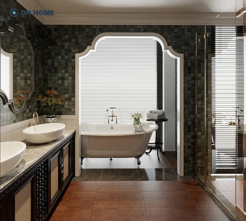 Bồn tắm được đặt cạnh cửa sổ, đi kèm là rèm sáo giúp bảo vệ sự riêng tư cho gia chủ