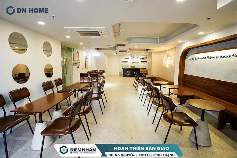 Quán cafe Trung Nguyên E-Coffee được thiết kế theo phong cách Indochine