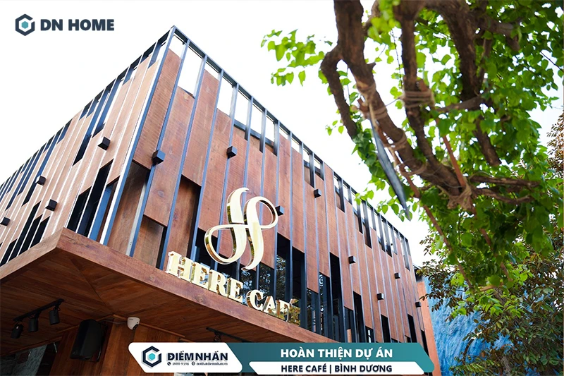 Mặt tiền quán Here Café thu hút với biển hiệu được thiết kế vô cùng ấn tượng