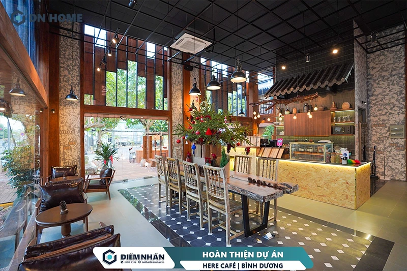 Không gian bên trong mang vẻ đẹp ấm cúng, thân thuộc của Here Café