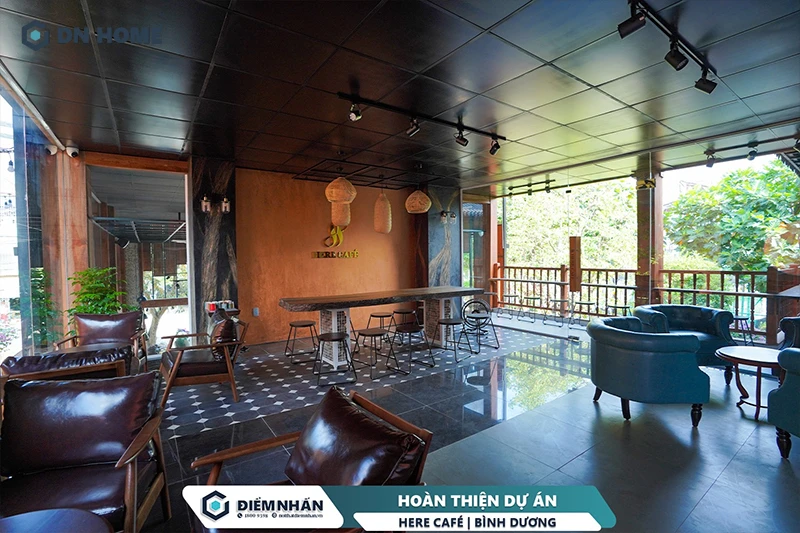 Ánh sáng tự nhiên giúp không gian nội thất bên trong Here Café trở nên thoáng đãng