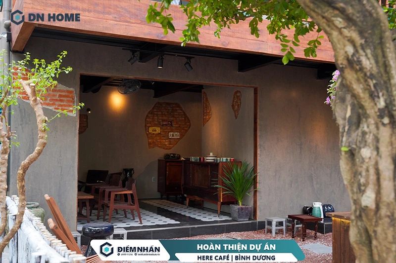 Gạch bông và chất liệu thô được sử dụng để làm nên vẻ đẹp mộc mạc của phong cách vintage cho Here Café
