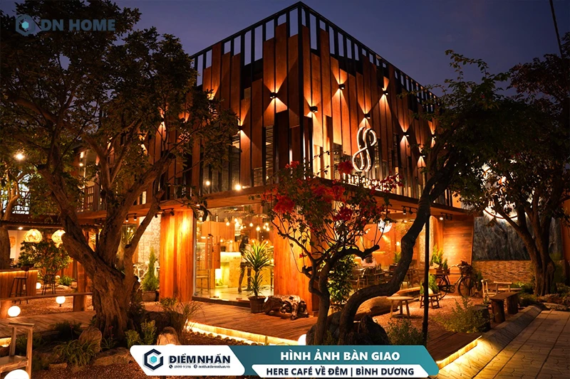 Hình ảnh về đêm khi Here Café “lên đèn” vô cùng ấn tượng, thu hút
