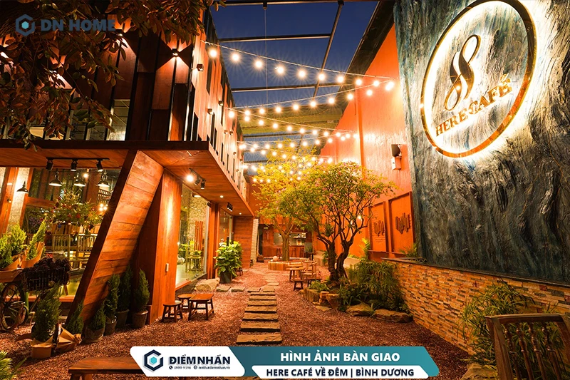 Khung cảnh sân vườn Here Café trở nên lung linh, thơ mộng và lãng mạn về đêm