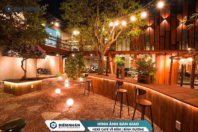 Không gian sân vườn Here Café được bố trí khoa học, lối di chuyển thoải mái