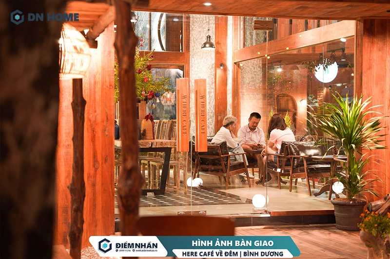 Một góc chill, thư giãn với bạn bè bên trong quán Here Café