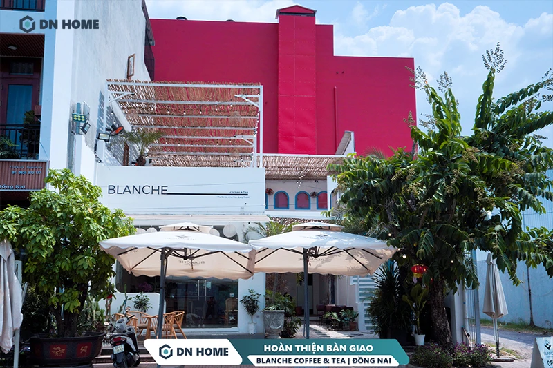 Blanche Coffee & Tea gây ấn tượng từ cái nhìn đầu tiên với phong cách Santorini