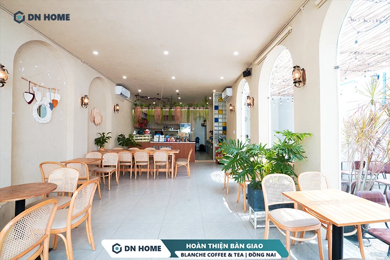 Trang trí thêm những cụm hoa sắc sỡ sắc màu làm điểm nhấn sân vườn Blanche Coffee & Tea
