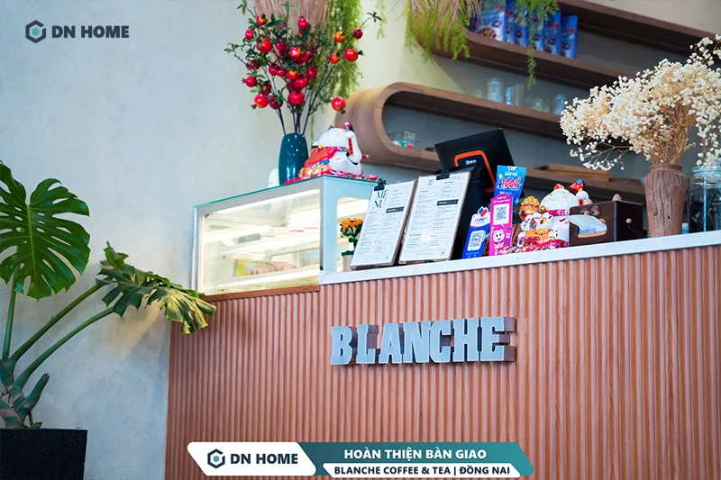 Không gian quầy order - pha chế được trang trí tinh tế trong quán Blanche Coffee & Tea