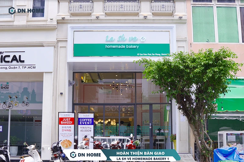 LA SH VE chi nhánh 1 với mặt tiền được thiết kế hoàn toàn bằng chất liệu kính, tạo chiều sâu không gian