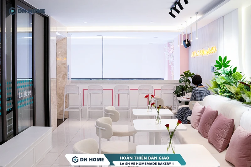 Bàn ghế trong không gian nội thất LA SH VE chi nhánh một được bố trí khoa học