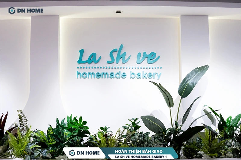 Logo LA SH VE Homemade Bakery được thể hiện nổi bật trong không gian quán