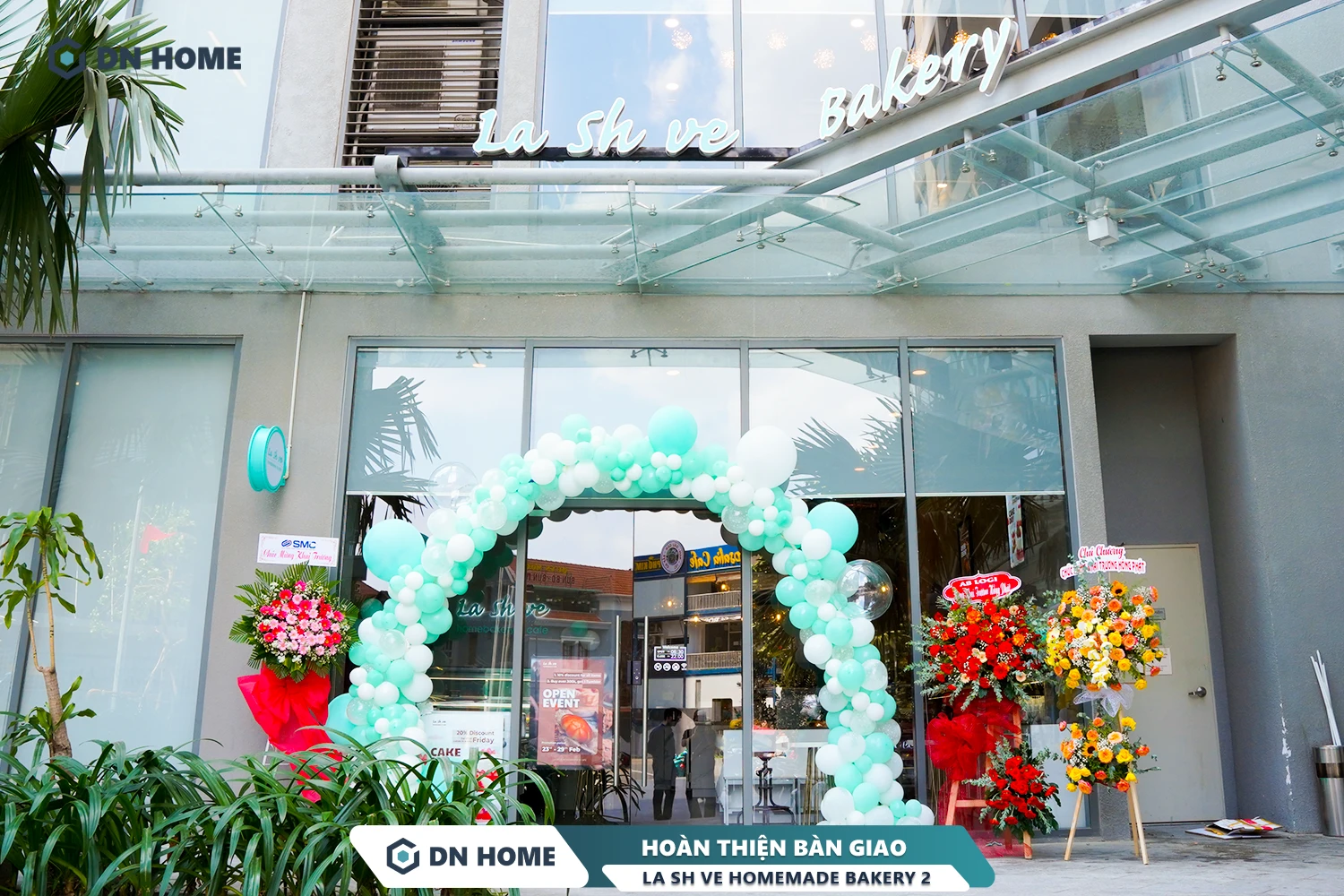 Mặt tiền LA SH VE chi nhánh 2 cũng sử dụng chất liệu kính, tạo cảm giác thoáng rộng hiệu quả