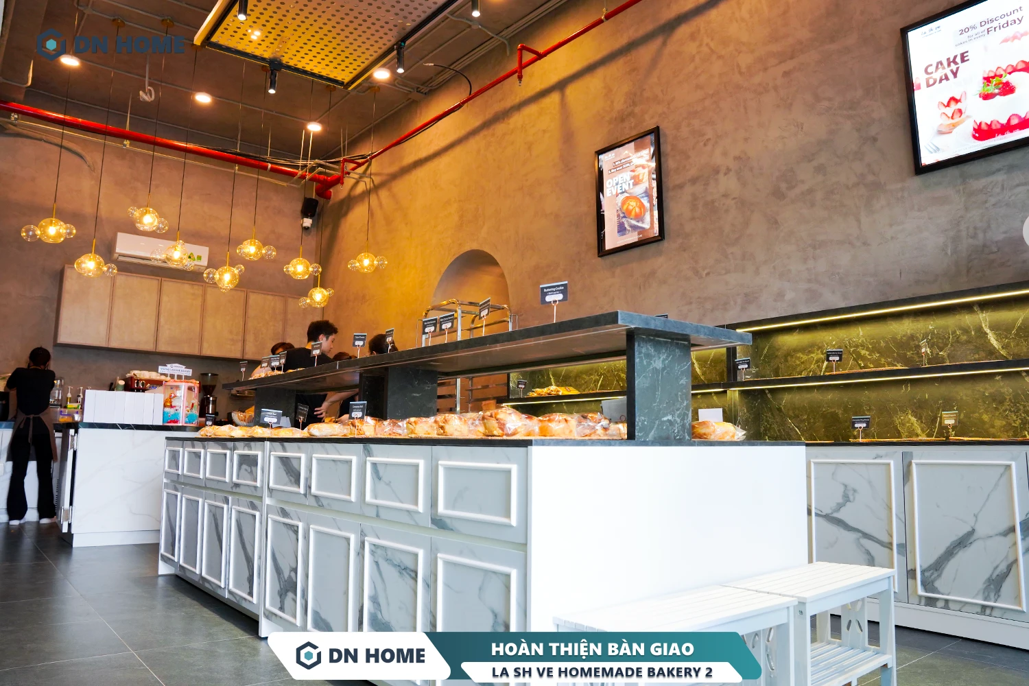 Quầy trưng bày thiết kế với kiểu dáng sang trọng và tinh tế, tạo điểm nhấn tương phản ấn tượng trong không gian Industrial