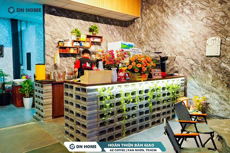 Quầy order và pha chế được thiết kế bằng gạch block là điểm nhấn thô mộc cho không gian AZ Coffee