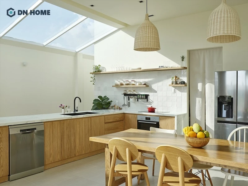 Tối ưu ánh sáng tự nhiên với hệ kính ở phía trần nhà, giúp không gian bếp trở nên sáng sủa, ấm cúng