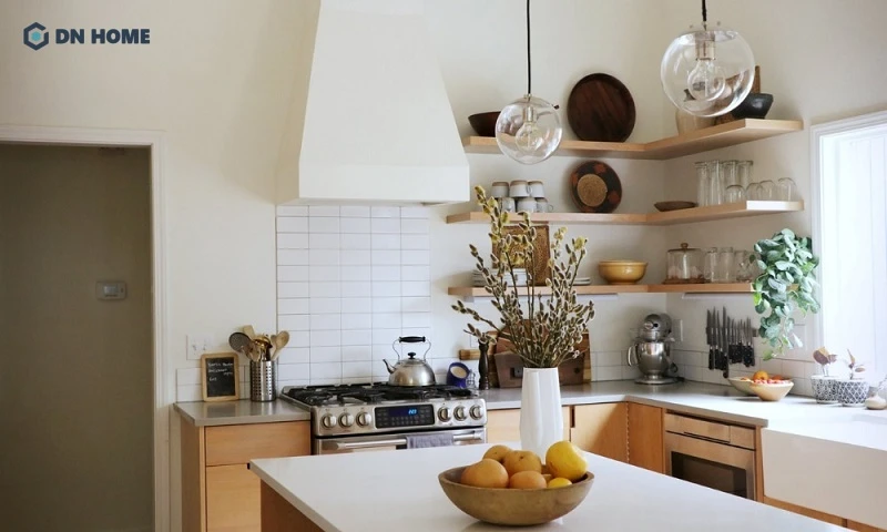 Decor nhà bếp với kệ trang trí cũng là ý tưởng được nhiều gia chủ lựa chọn
