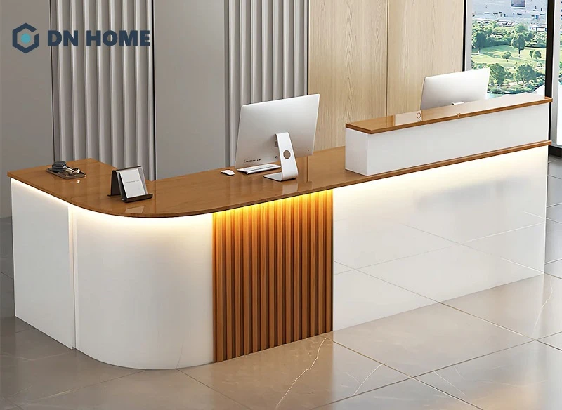 Thiết kế hình chữ L giúp mang lại cảm giác vững chãi, chuyên nghiệp cho khu vực sảnh khách sạn