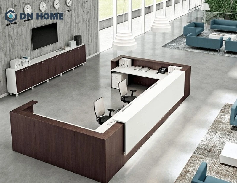 Quầy lễ tân hình chữ U kiểu dáng hiện đại, kết hợp cùng các vật liệu gỗ công nghiệp cao cấp tạo nên vẻ đẹp sang trọng