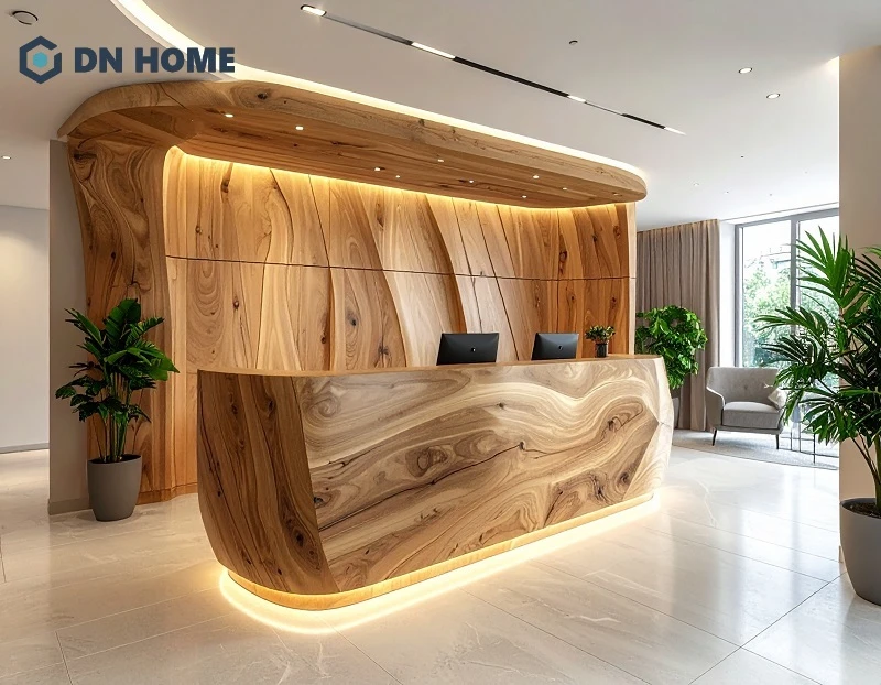 Mẫu quầy lễ tân hình chữ I làm từ chất liệu gỗ sáng màu, kết hợp cùng đèn LED giúp tăng thêm phần ấm cúng, chuyên nghiệp