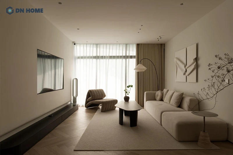 Ghế kiểu dáng độc đáo được sử dụng để tạo điểm nhấn trong phòng khách tối giản