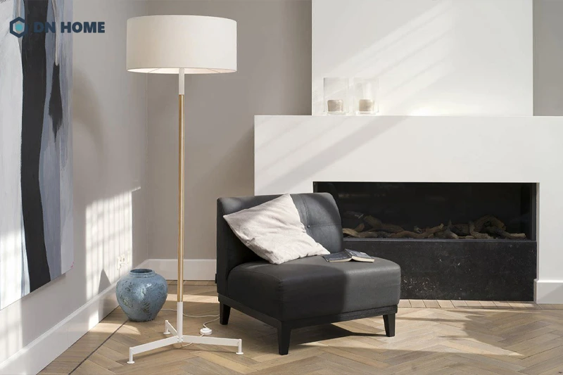 Các mẫu đèn sàn đơn giản là lựa chọn trang trí hiệu quả cho phòng khách phong cách tối giản