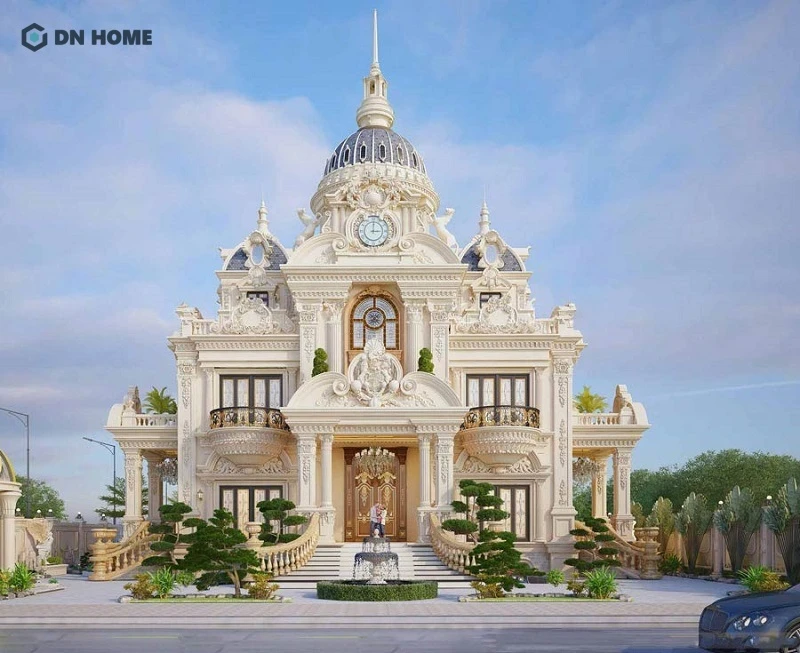 Mặt tiền bề thế của căn biệt thự cổ điển, nổi bật với hoa văn được chạm khắc tỉ mỉ cùng hệ mái vòm nguy nga