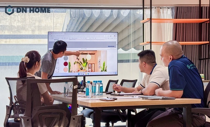 Khách hàng đến showroom để trực tiếp xem qua vật liệu và sản phẩm nội thất thực tế