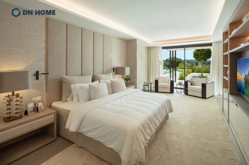 Phòng ngủ biệt thự nghỉ dưỡng phong cách Địa Trung Hải với chất liệu gỗ sáng màu làm chủ đạo