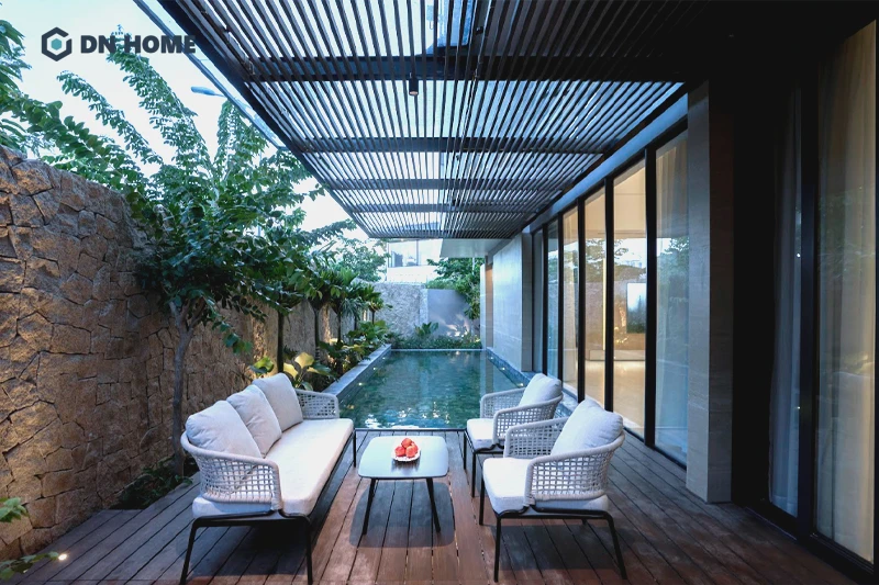 Hồ bơi là yếu tố không thể thiếu trong biệt thự nghỉ dưỡng phong cách hiện đại