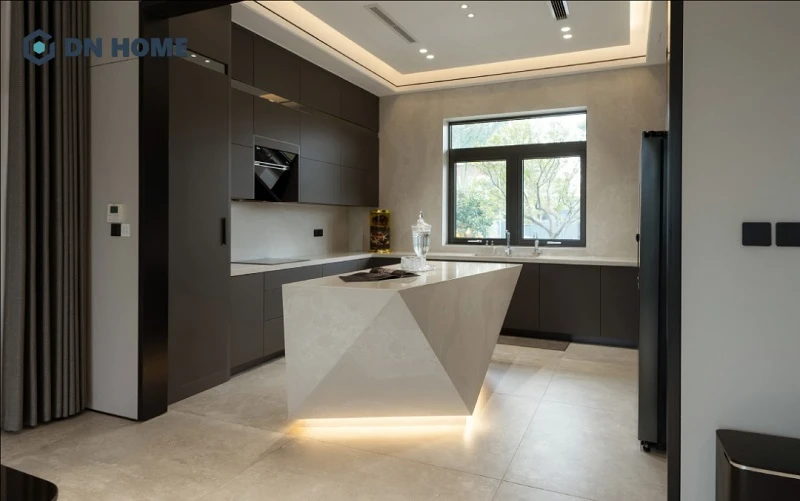 Không gian bếp thiết kế thêm đảo bếp với kiểu dáng hình học độc đáo