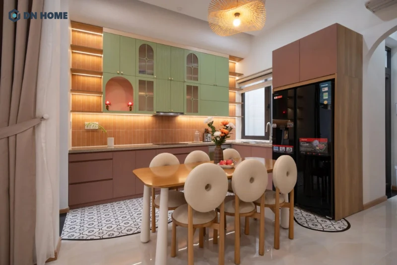Hệ tủ bếp thể hiện rõ ràng đặc trưng thiết kế phong cách Color Block