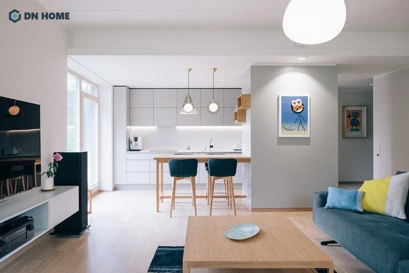 Phối hợp màu sắc và hệ thống đèn hài hòa giúp không gian chung cư 100m2 rộng thoáng
