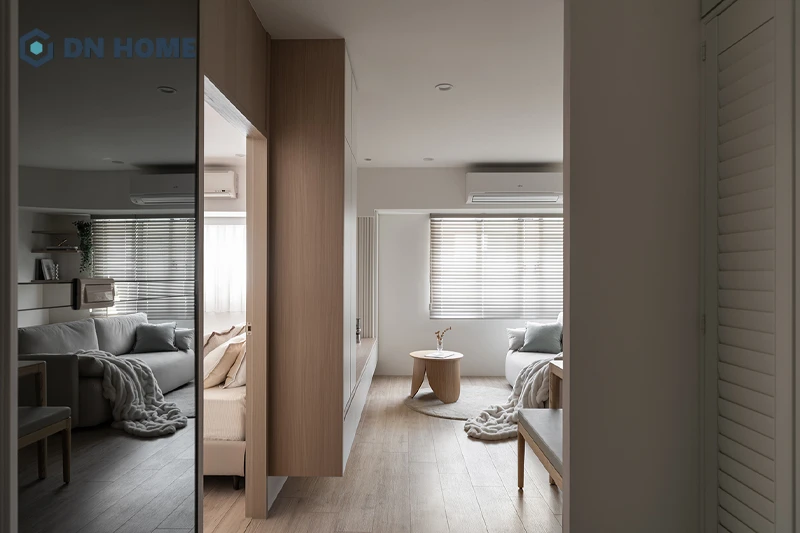 Sử dụng chất liệu gương ở khu vực hành lang chung cư để tạo cảm giác lối đi rộng thoáng hơn