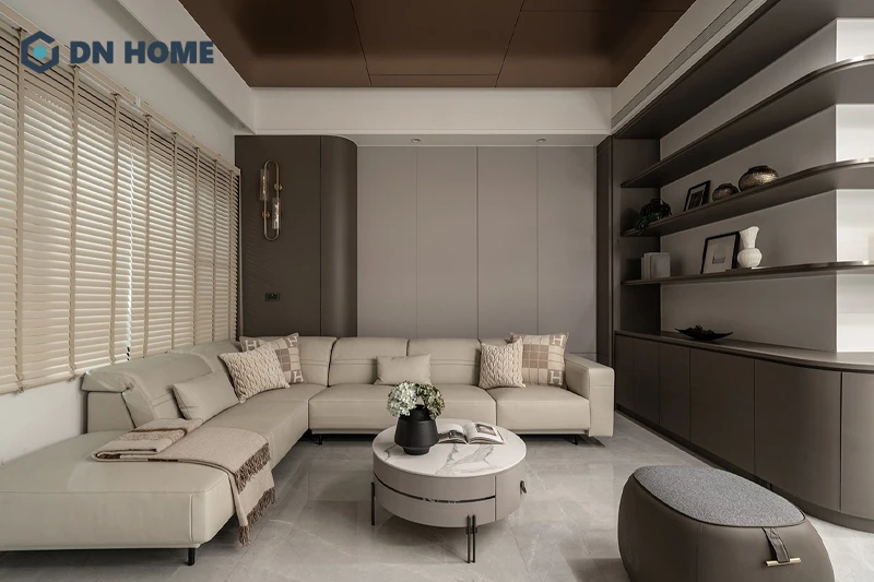 Nội thất tinh gọn với ghế sofa chữ L và bàn trà nhỏ tạo cảm giác rộng rãi cho phòng khách chung cư 56m2